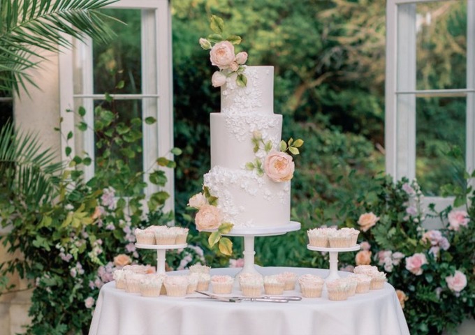 Floral decorated wedding cake